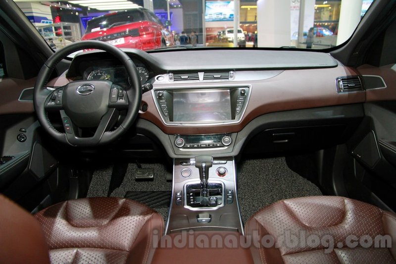Illustration for article titled Chinese Debut Cheap Range Rover Copy At Display Next To The Real Thing